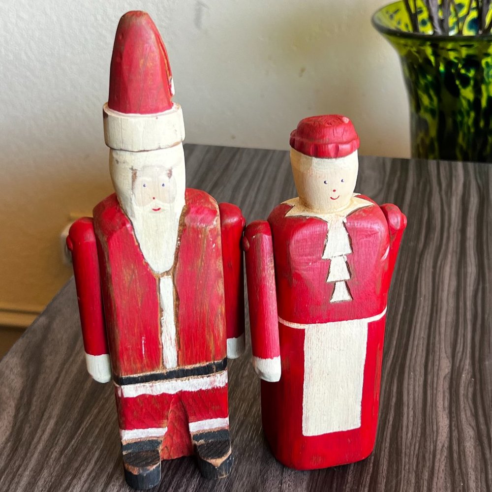 Wolf Creek  Folk Art Santa & Mrs Claus Figure Hand Carved & Painted Wood - Picture 3 of 15